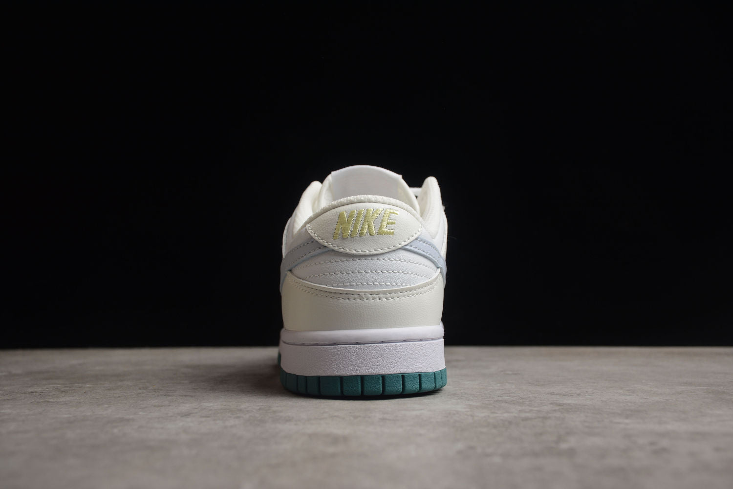 SB Dunk Low FD9911 101