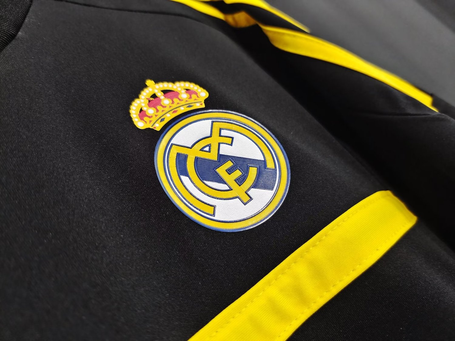 Real Madrid Retro Black Goalkeeper Jersey 2011/12